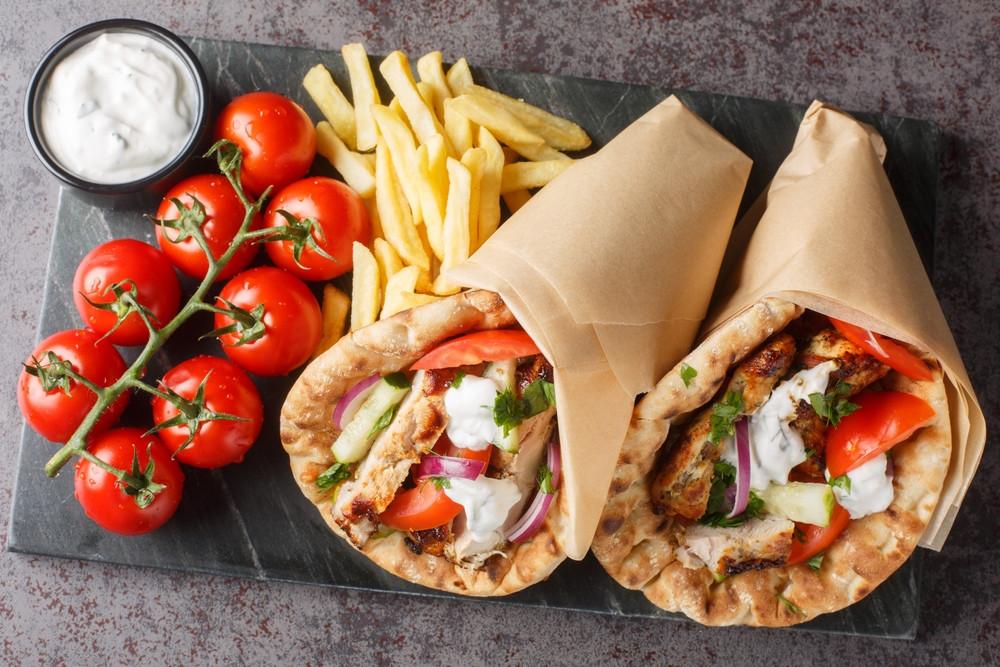 Sandwich gyros traditionnel aux saveurs méditerranéennes