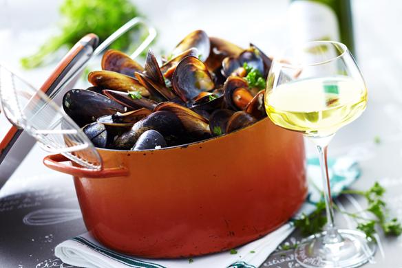 Cocotte de Moules Marinières aux Aromates