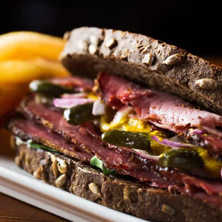 Sandwich pastrami traditionnel au pain de seigle.