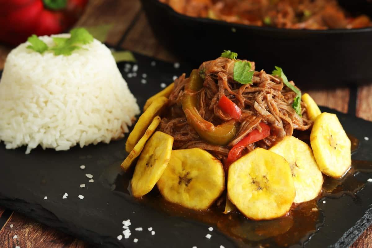 Ropa Vieja traditionnelle aux bananes plantains