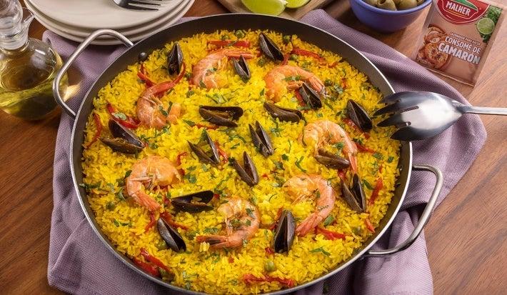 Paella traditionnelle aux pistils de safran.