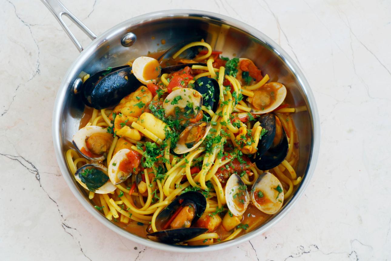 Assiette italienne de spaghetti aux fruits de mer et safran.