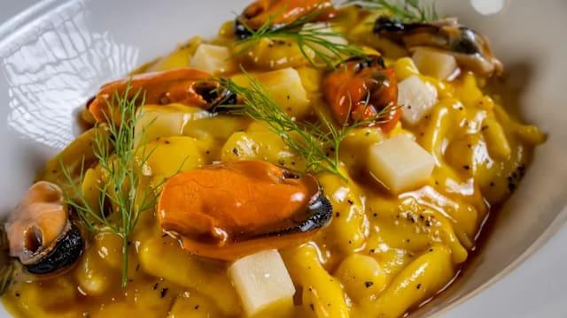 Crevettes, moules et calamars sur spaghetti au safran.