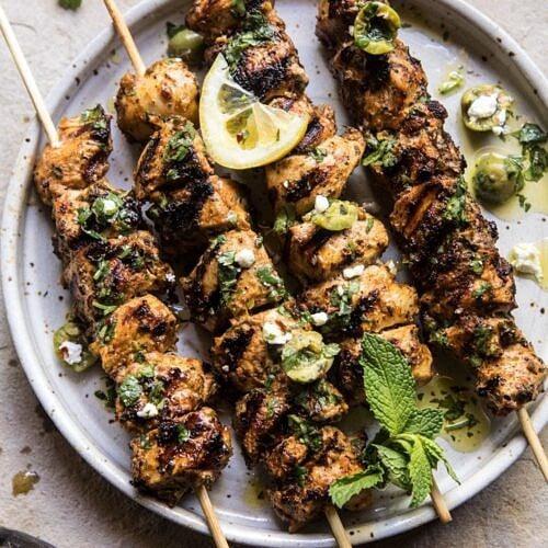 Brochettes de poulet marinées à la sarriette et grillées au barbecue.