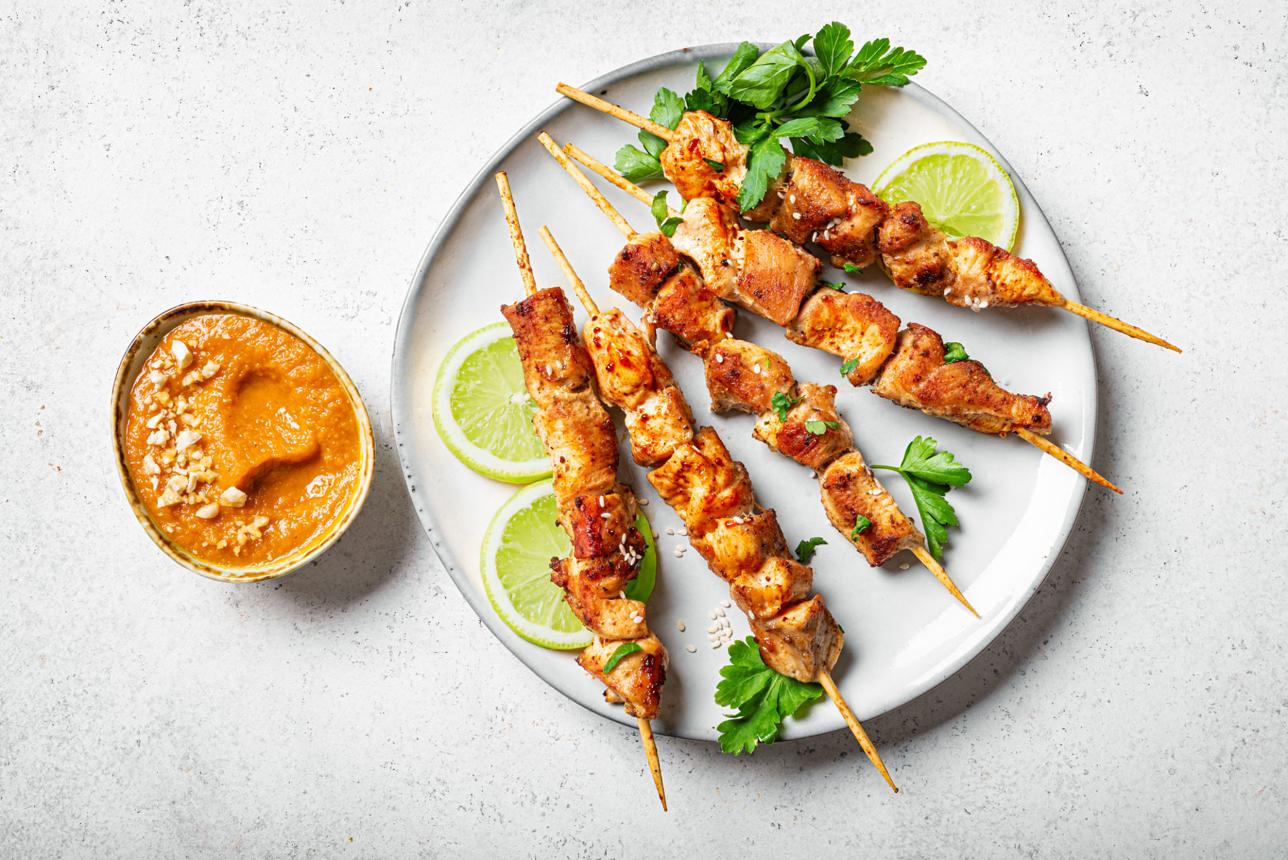 Brochettes de poulet saté grillées.