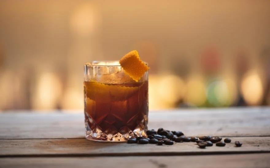 Cocktail au rhum arrangé Bagdad café et orange.