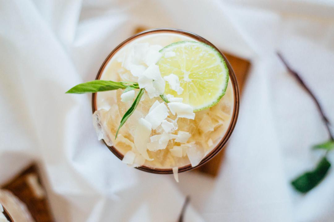 Cocktail tropical à la noix de coco et au rhum