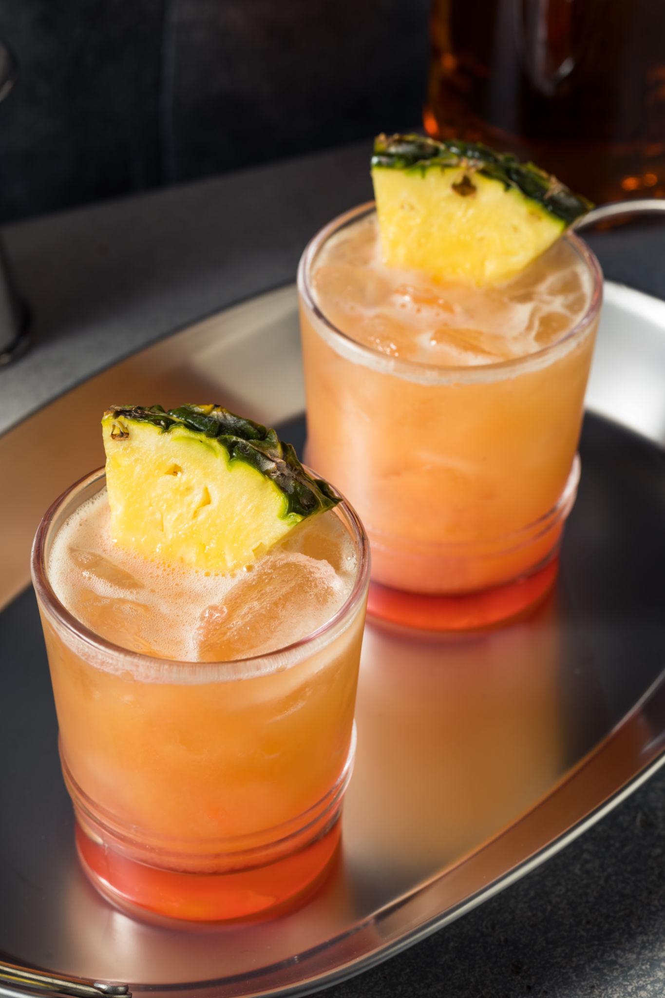 Cocktail au rhum, citron vert et cannelle