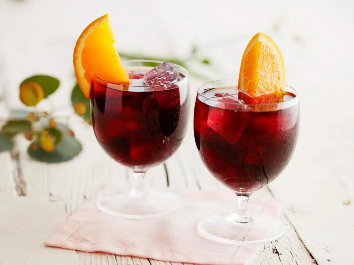 Cocktail au rhum et hibiscus - tranche dorange.