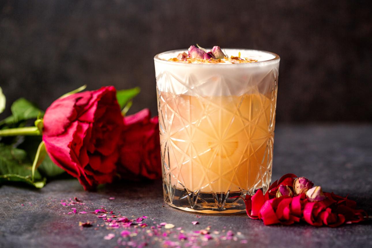 Cocktail floral au rhum et pétales de rose