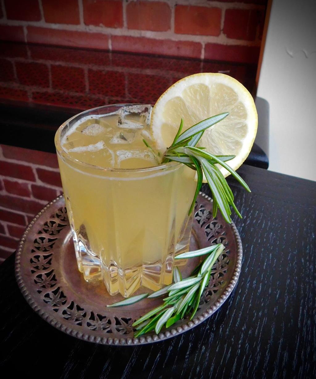 Cocktail au rhum, romarin et citron
