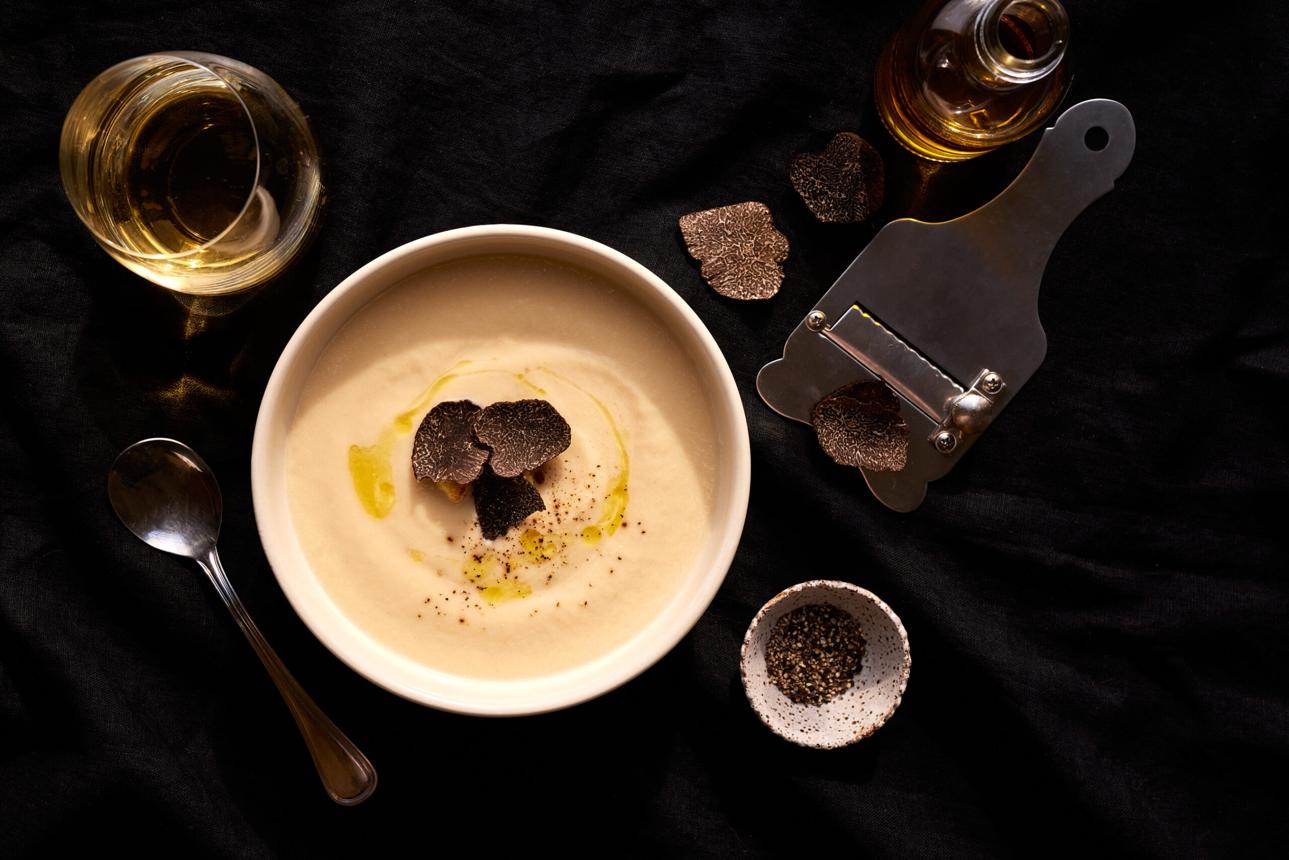 Velouté de chou-fleur parfumé à la truffe noire
