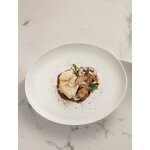 Filet de poisson accompagné d’une sauce à la réglisse.
