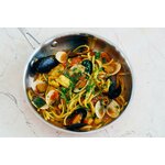 Assiette italienne de spaghetti aux fruits de mer et safran.
