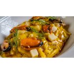 Crevettes, moules et calamars sur spaghetti au safran.