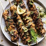 Brochettes de poulet marinées à la sarriette et grillées au barbecue.