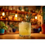 Cocktail au rhum aux herbes de Provence.