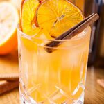 Cocktail au rhum aux agrumes et cannelle