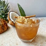 Cocktail au rhum aux reflets et saveurs dorés et au safran.