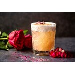 Cocktail floral au rhum et pétales de rose