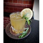 Cocktail au rhum, romarin et citron