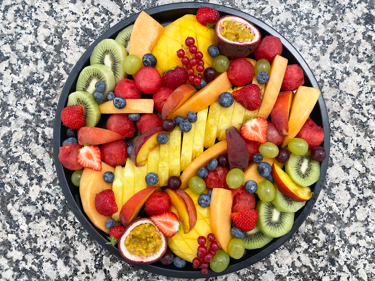 Plateau de fruits frais découpés en apéro arc-en-ciel