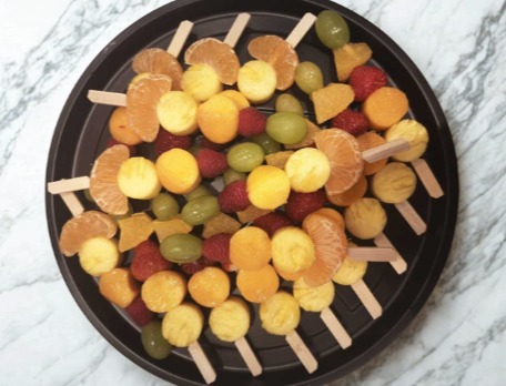 Plateau de 16 brochettes de 5 fruits