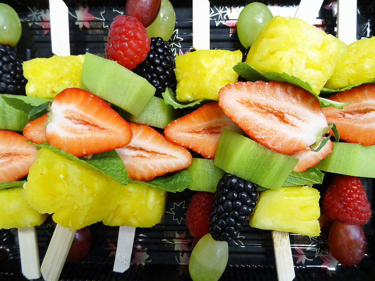 Plateau De Brochettes De Fruits Bouquet De Fruits 