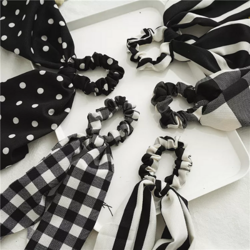 chouchou foulard imprimé noir et blanc accessoire cheveux tendance
