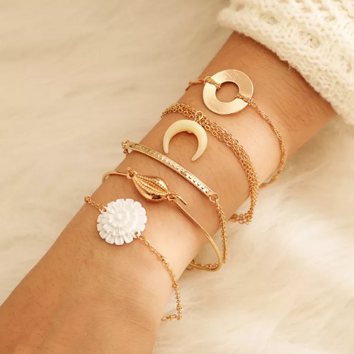 set de bracelets multiples dorés et blancs fleur coquillage chic pour femme