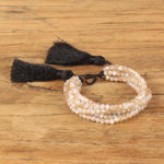 bracelet pompon bijou fantaisie tendance cadeau femme rose noir original