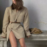 tailleur veste et jupe courte tendance femme beige style de parisienne