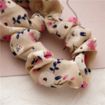 chouchou foulard accessoire cheveux original cadeau femme en ligne la selection parisienne foulchie imprimé fleuri 1
