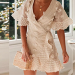 robe beige portefeuille courte dentelle broderie florale mode femme été occasion tendance estivale
