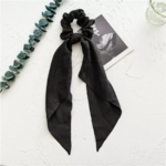 chouchou foulard noir en soie floral