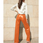 pantalon en cuir orange évasé taille haute tendance 2023