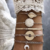 set de bracelets multiples dorés et blancs fleur coquillage