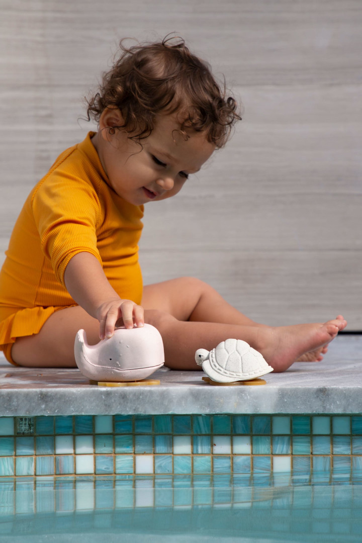 jouet-de-bain-hevea-squeeze-n-splash-baleine-rose-piscine