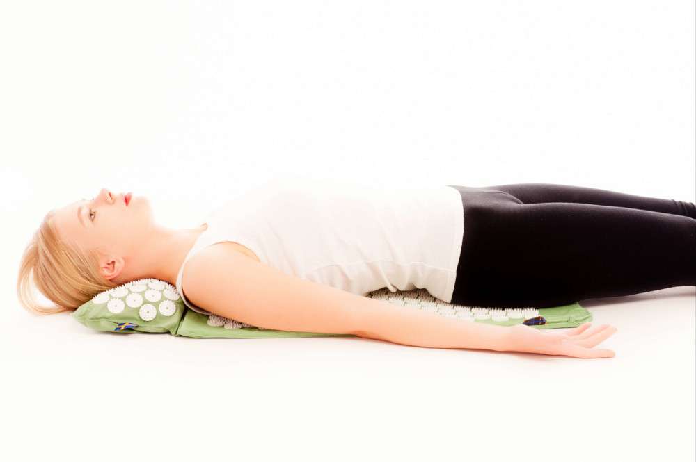 Comment un tapis d'acupression soulage le dos