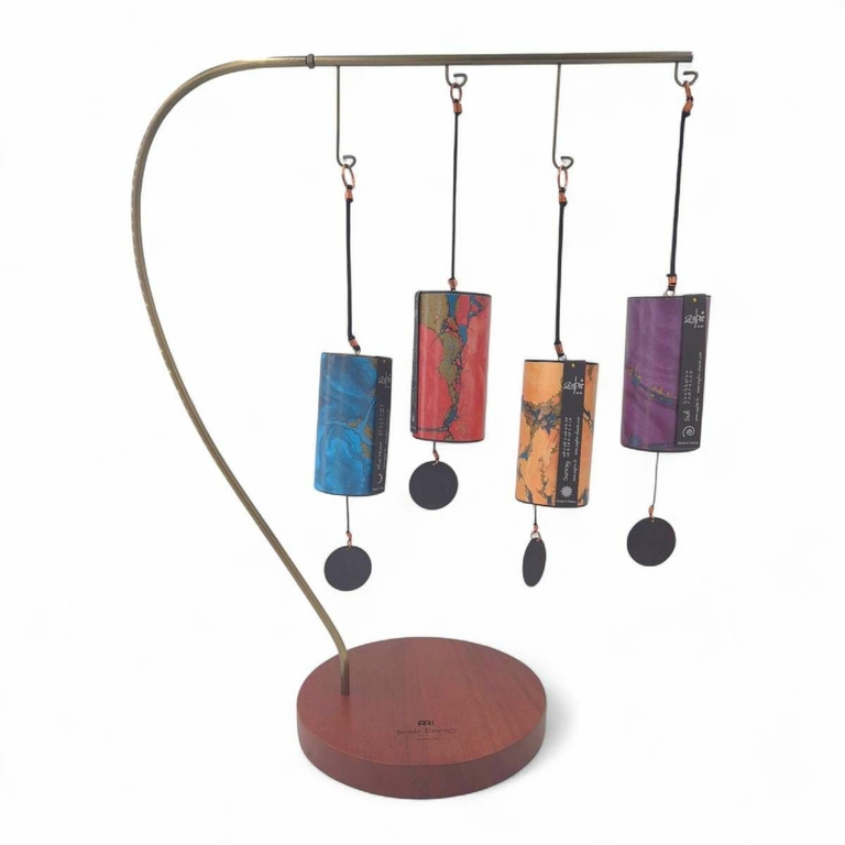 support-carillon-design-bois-et-acier-avec-quatre-carillons-zaphir-suspendus-presentation-harmonieuse-et-stable