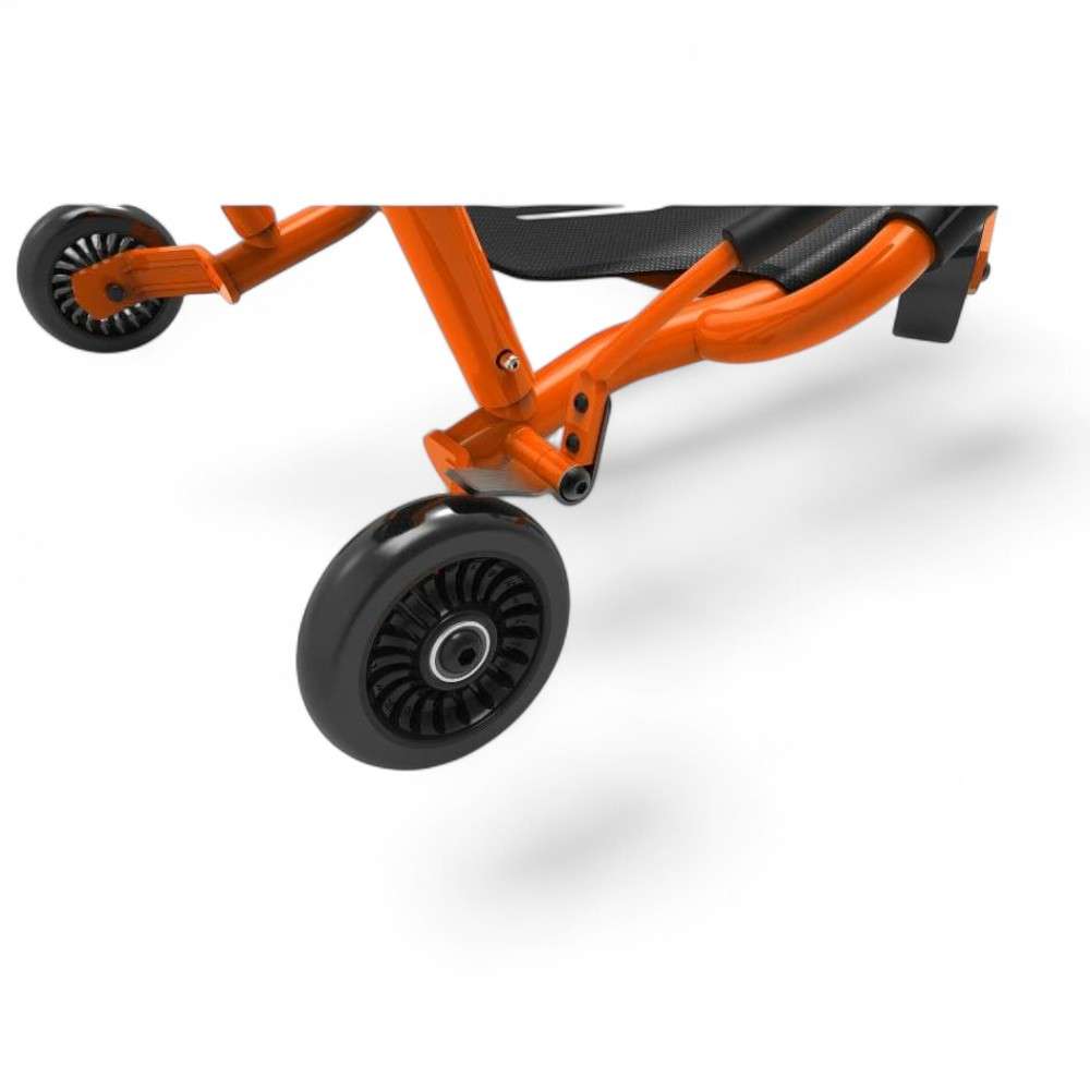 Zoom sur la roue et le système de frein du Ezyroller Classic X orange.