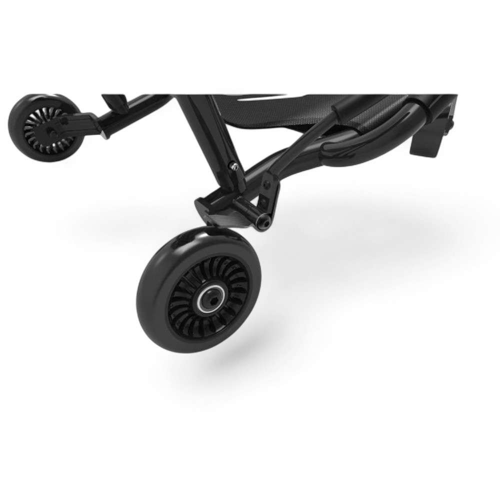 Détail de la roue arrière du Ezyroller Classic X noir, montrant la solidité du châssis en acier et le design des roues haute résistance.
