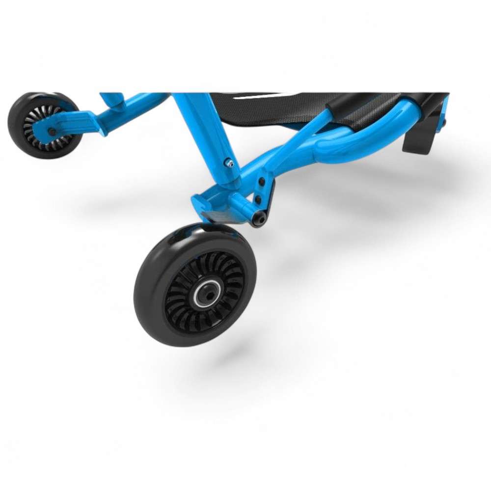 Détail du frein et de la roue arrière du kart Ezyroller Classic X bleu.