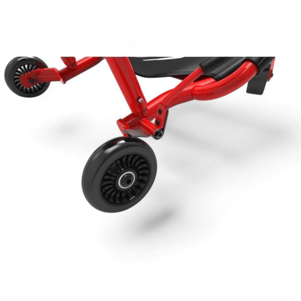 Gros plan sur la roue arrière et le système de freinage du Ezyroller Classic X rouge, kart pour enfants de 4 à 14 ans.