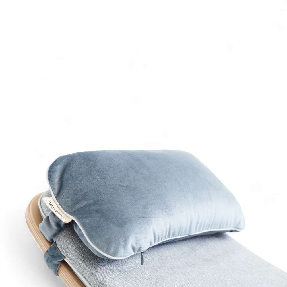 Oreiller Wobbel Original Aquamarine installé sur le matelas assorti