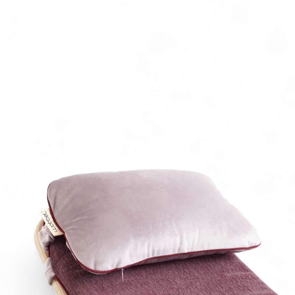 Oreiller Wobbel Original Améthyste installé sur le matelas Wobbel Deck assorti