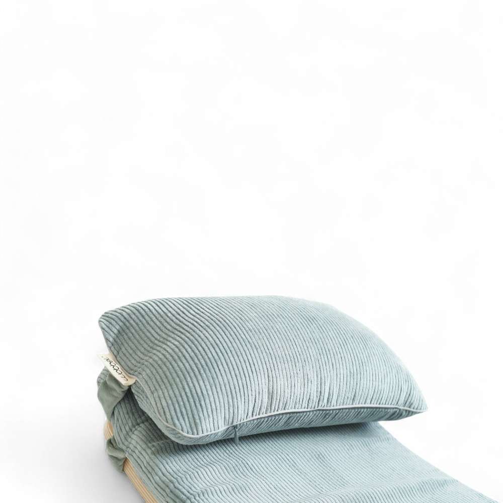 Oreiller Wobbel Original Soft Sea installé sur le matelas assorti