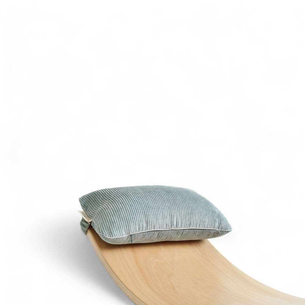 Oreiller Wobbel Original Soft Sea posé sur une planche Wobbel
