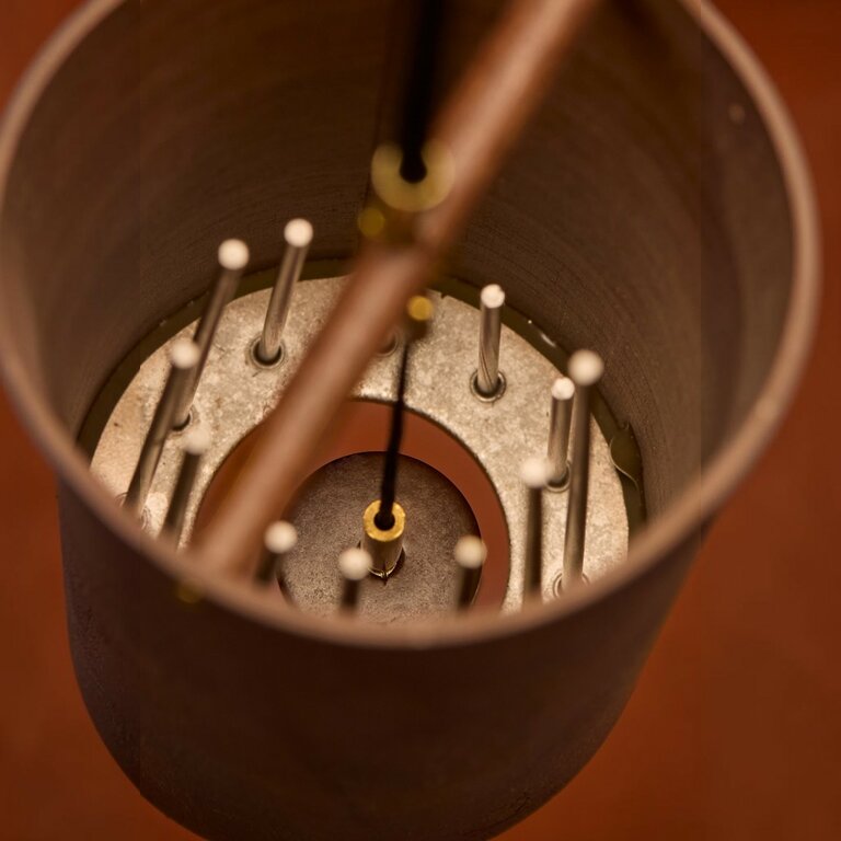 interieur-du-carillon-koshi-mountain-avec-ses-12-cordes-et-son-mecanisme-de-resonance