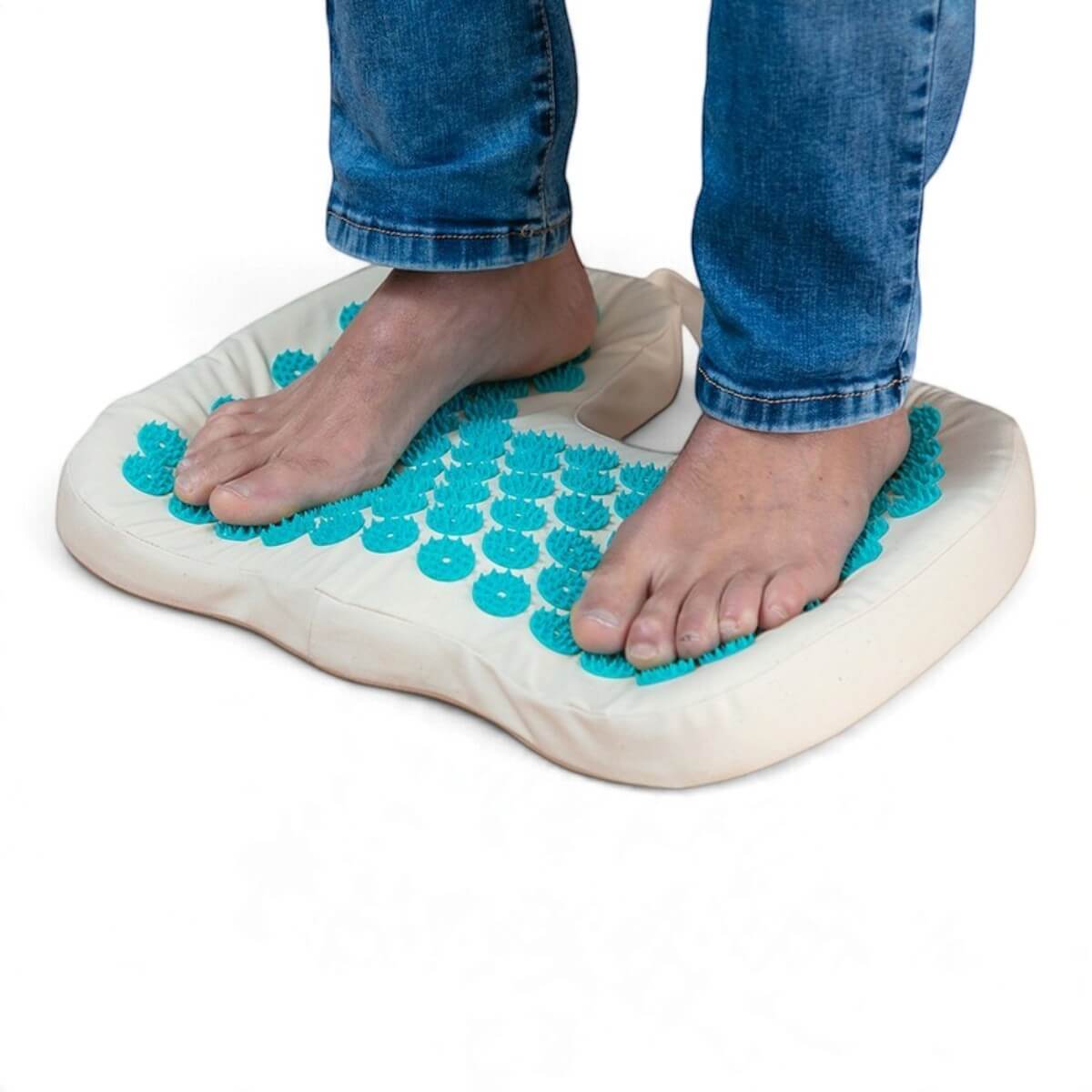 Coussin de réflexologie plantaire Climsom Zen utilisé debout, pieds nus